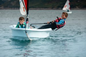 2 enfants dans un Optimist