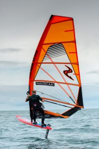 Une planche à voile foil