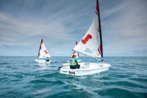 trois enfants en optimist