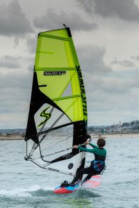 jeune en planche à voile de dos urville PNH