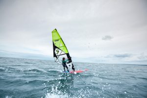 un jeune en planche à voile urville PNH