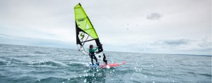 jeune en planche à voile