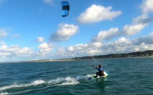 jeune kitesurfeur à Urville