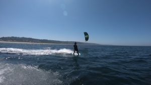 un kitesurfeur de dos