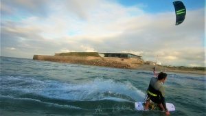 kitesurfeur devant la base nautique d'urville