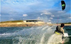 kitesurfeur éclaboussures devant la base nautique d'urville