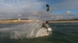 kitesurfeur devant la base d'urville