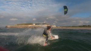 kitesurfeur devant la base nautique d'urville