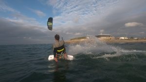 kitesurfeur devant la base nautique d'urville