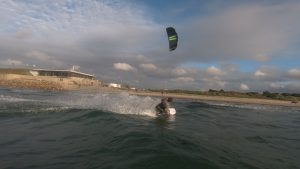 kitesuerfeur devant la base nautique d'urville