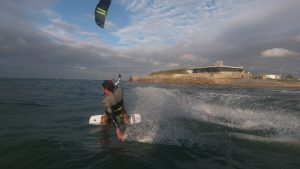 kitesurfeur devant la base nautique d'urville