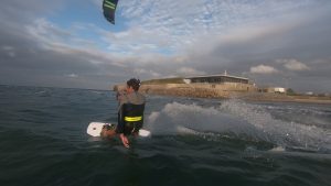 kitesurfeur devant la base nautique d'urville