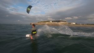 kitesurfeur devant la base nautique d'urville